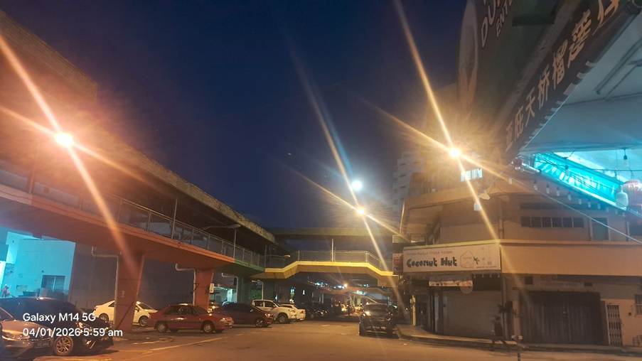 A street with cars and a bridge at night

AI-generated content may be incorrect.